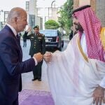 El príncipe heredero Mohammed bin Salman, saluda con el puño al presidente Joe Biden a su llegada al palacio de Jeda