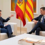 El presidente del Gobierno, Pedro Sánchez (d), y el de la Generalitat, Pere Aragonés, durante una reunión, en La Moncloa, a 15 de julio de 2022, en Madrid (España). Es la primera vez que se reúnen después del choque entre la Generalitat y el Gobierno el pasado mes de abril por el presunto espionaje con 'Pegasus' a líderes independentistas y que supuso la congelación de la mesa de diálogo entre ambos y la retirada del apoyo parlamentario de ERC. Este encuentro se celebra sin expectativa de cerrar grandes acuerdos y como preámbulo de la reunión de la mesa de diálogo, que debe sentarse en dos ocasiones antes de final de año. 15 JULIO 2022: MONCLOA;REUNION;PEGASUS Alberto Ortega / Europa Press 15/07/2022