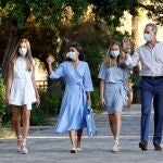 Los reyes Felipe VI (d) y Letizia (2i) junto a sus hijas, la infanta Sofía (i) y la princesa Leonor (2d), visitan el Centro de Interpretación del Paraje Natural de la Sierra de Tramontana y el Santuario de Lluc, en Mallorca.