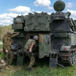 Soldados estadounidenses y noruegos entrenan a ucranianos en el manejo de un obús oruga autopropulsado M109. Foto Departamento de Defensa de EEUU