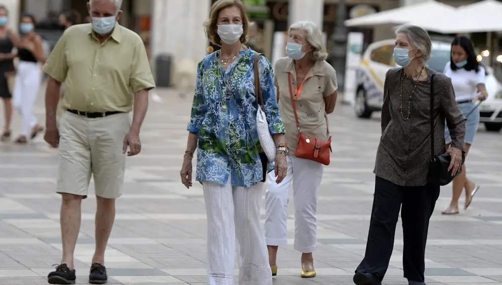 La reina Sofia de Grecia con su hermana la princesa Irene y sus amigos los Frouchaud paseando por el centro de Palma. 19/08/2020