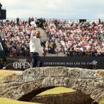 Tiger Woods saluda a los aficionados desde el Puente Swilcan, icono de St. Andrews