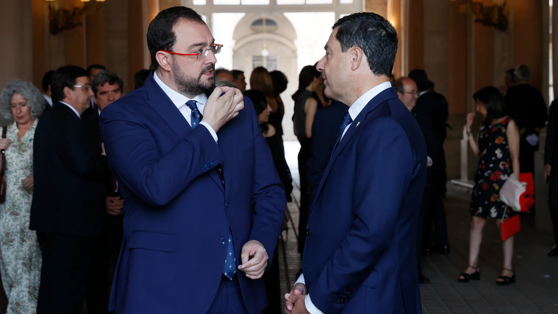 MADRID, 15/07/2022.- El presidente de Asturias, Adrián Barbón (i) conversa con el presidente de Andalucía, Juanma Moreno (d) durante el tercer homenaje de Estado a las víctimas de la covid-19. EFE/Ballesteros POOL