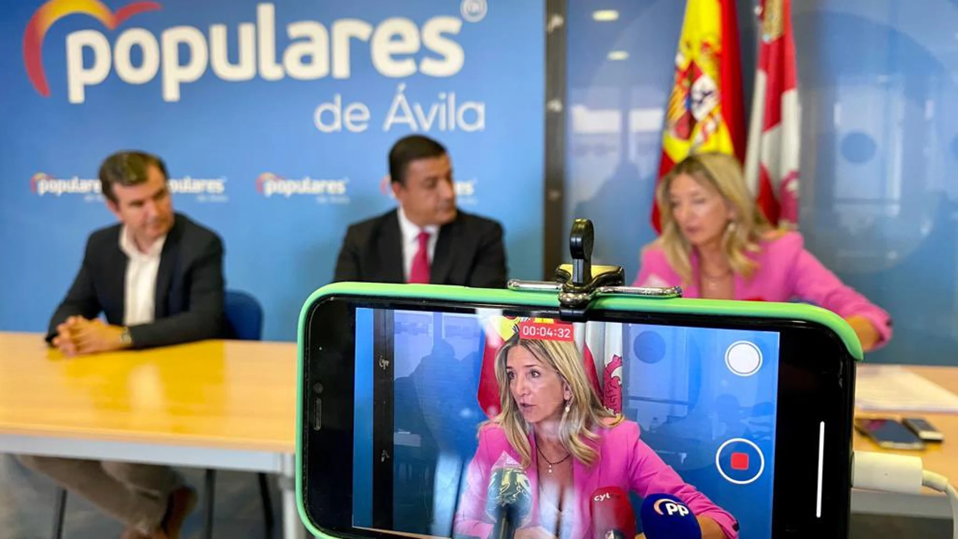 El presidente del PP de Ávila, Carlos García, junto a Alicia García y Juan Pablo Martín