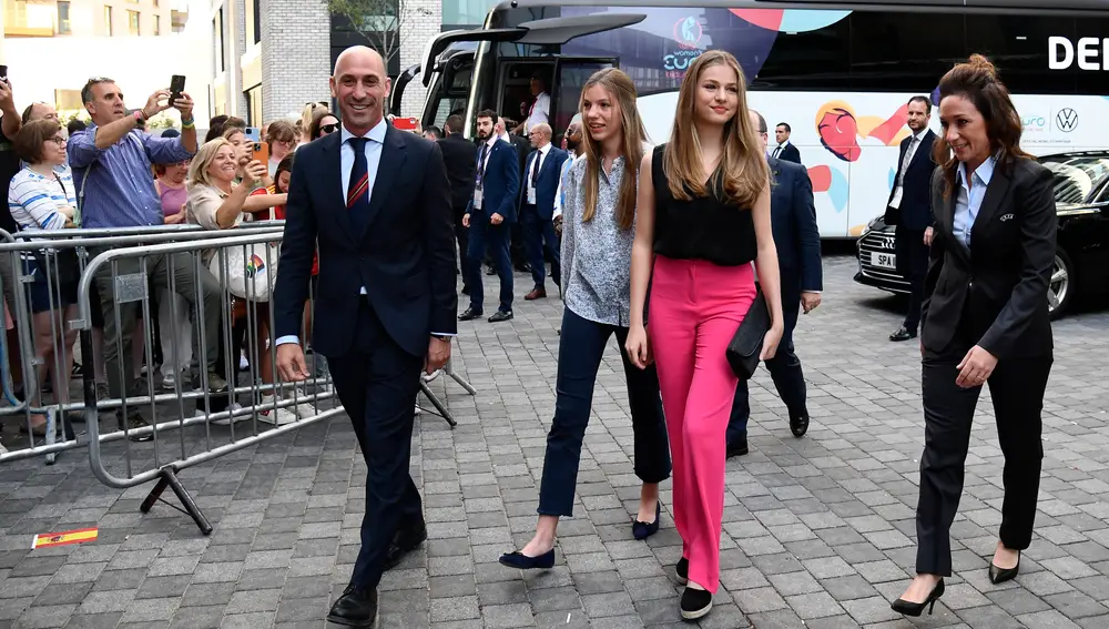 La princesa Leonor (2d) y la infanta Sofía acompañadas por el presidente de la Federación Española de Fútbol.