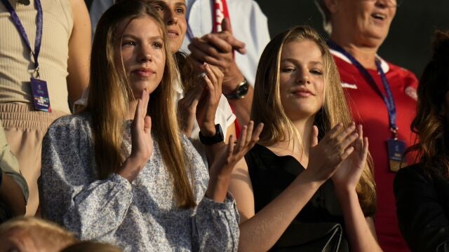 La Princesa Leonor y la Infanta Sofía aplauden durante un momento del encuentro