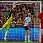 La guardameta de la selección española, Sandra Paños, detiene el lanzamiento de una jugadora de Dinamarca durante el encuentro de la fase de grupos de la Eurocopa femenina que disputan hoy sábado en el Brentford Commnunity Stadium. EFE/Miguel Toña.