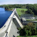 Embalse con instalación hidroeléctrica asociada