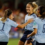 Las jugadoras de la selección española celebran el gol que les ha dado la victoria frente a Dinamarca