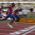 El estadounidense Fred Kerley cruza la meta para ganar la final de 100m masculinos en el Mundial de Eugene