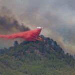 Un hidroavión descarga retardante sobre las llamas de un incendio forestal en a 17 de julio de 2022, en Castellgalí, Barcelona,