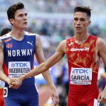 Jakob Ingebrigtsen, el noruego favorito en el 1.500 en el Mundial de Eugene, saluda a Mario García Romo