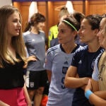 La Princesa Leonor con las jugadoras de la selección de fútbol.