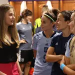 La Princesa Leonor con las jugadoras de la selección de fútbol.