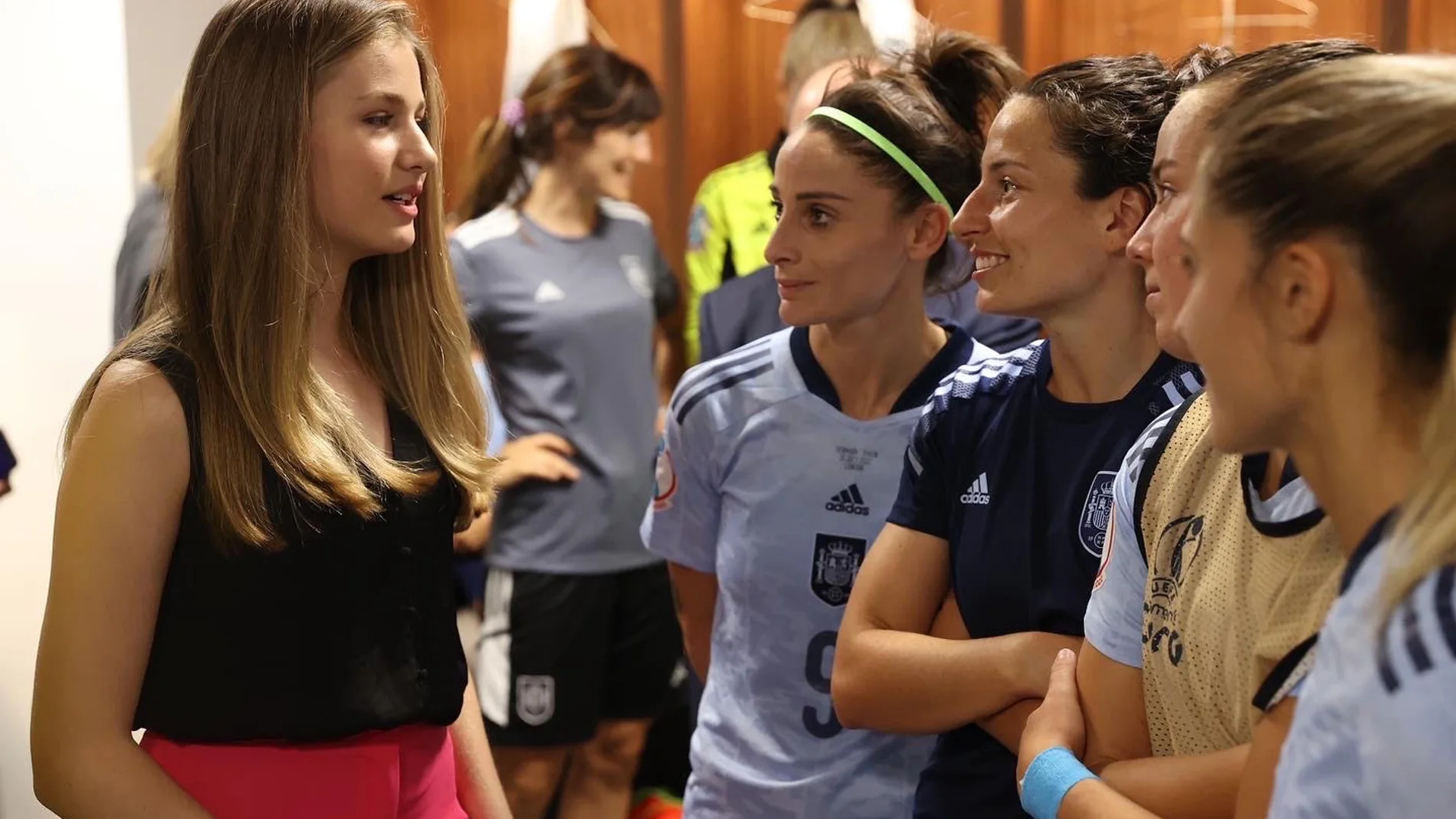 La Princesa Leonor con las jugadoras de la selección de fútbol.