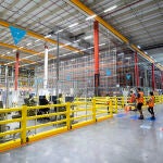 GRAFCVA7277. ONDA (CASTELLÓN), 18/07/2022.- Amazon inaugura oficialmente su centro logístico en Onda (Castellón), donde se crearán 500 puestos de trabajo indefinidos y con una capacidad de envío de hasta 80.000 paquetes de grandes dimensiones, acto al que asiste el president de la Generalitat, Ximo Puig (centro) y el director de Amazon Customer Fulfillment en Francia, Italia y España, Fred Pattje. EFE/Doménech Castelló
