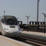Vista del tren Alvia S-730 entre Cáceres y Badajoz