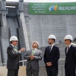 (De izq a der) El presidente de Iberdrola, Ignacio Sánchez Galán; el primer ministro portugués, António Costa; el ministro de Medio Ambiente y Acción Climática, Duarte Cordeiro, y el secretario de Estado De Energía, João Galamba, durante la inauguración de la presa del Alto Tâmega, este lunes en Ribeira de Pena, Vila Real (Portugal)