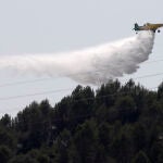 PONT DE VILOMARA (BARCELONA), 18/07/2022.- Un hidroavión trabaja en las labores de extinción del incendio de El Pont de Vilomara, este lunes en la comarca del Bages (Barcelona). Los Bomberos han activado once dotaciones, siete de ellas aéreas, para luchar contra otro incendio que se ha declarado hoy en el Pont de Vilomara, donde desde ayer un fuego, que ya ha podido ser contenido, ha calcinado más de 1.600 hectáreas. EFE/ Andreu Dalmau