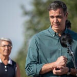 El presidente del Gobierno, Pedro Sánchez, durante la visita que han realizado este martes para reconocer sobre el terreno los trabajos de extinción de los incendios en Galicia. S