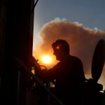 Un miembro de protección civil accede al centro de control en la localidad de Ateca (Zaragoza) donde un incendio ha obligado a elevar a nivel 2