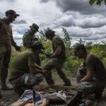 Militares ucranianos limpian la artillería en unos ejercicios en la región de Jarkiv, Ucrania