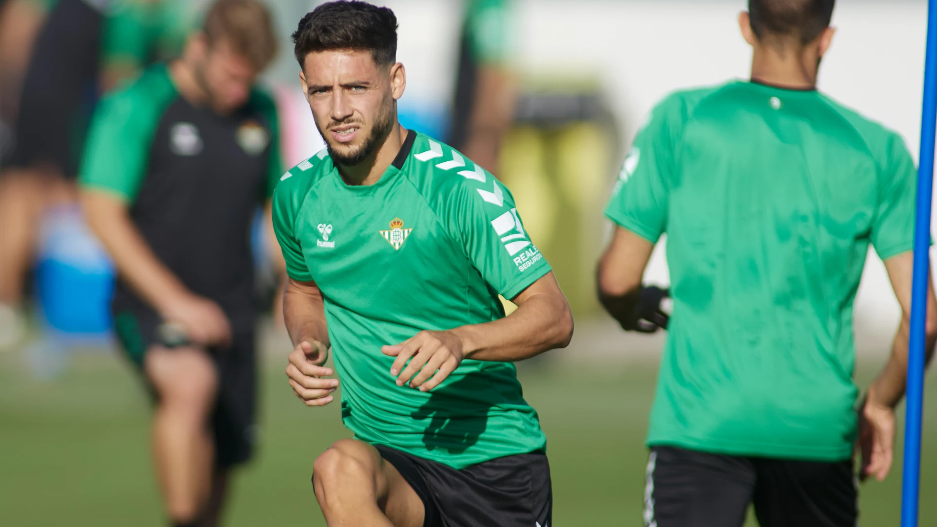 Álex Moreno entrenando con el Betis.