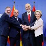 El primer ministro checo, Petr Fiala, su homólogo de Macedonia del Norte, Dimitar Kovacevski, el primer ministro albano, Edi Rama, y la presidenta de la Comisión Europea, Ursula von der Leyen
