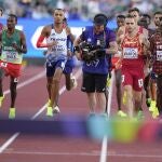 Un cámara se coló en la pista en medio de la carrera de 3.000 obstáculos