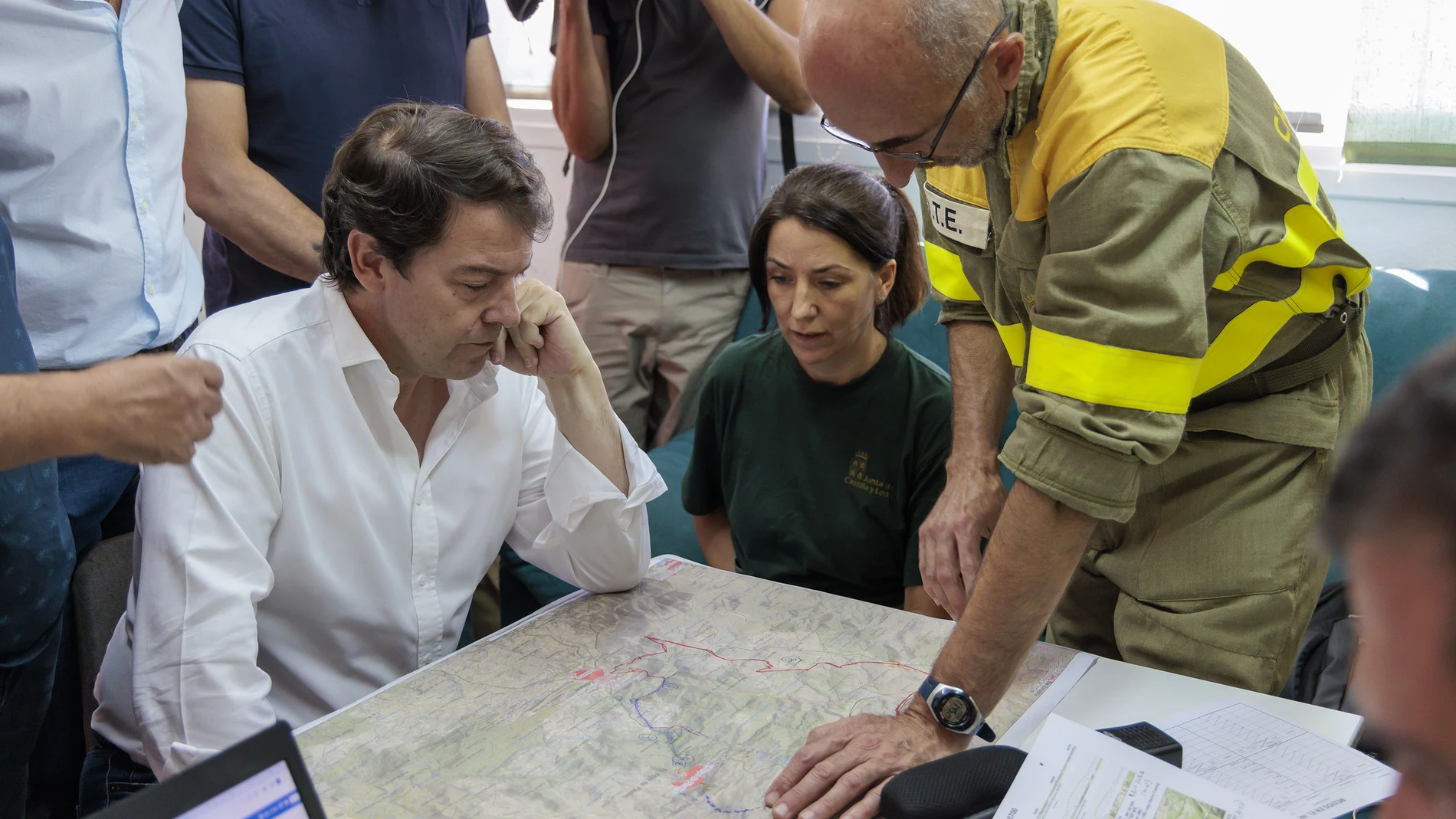 El presidente de la Junta de CyL, Alfonso Fernández Mañueco, visita el Puesto de Mando Avanzado en el incendio de Cebreros, Ávila