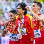 Mohamed Katir, junto a Ignacio Fontes y Mario García.