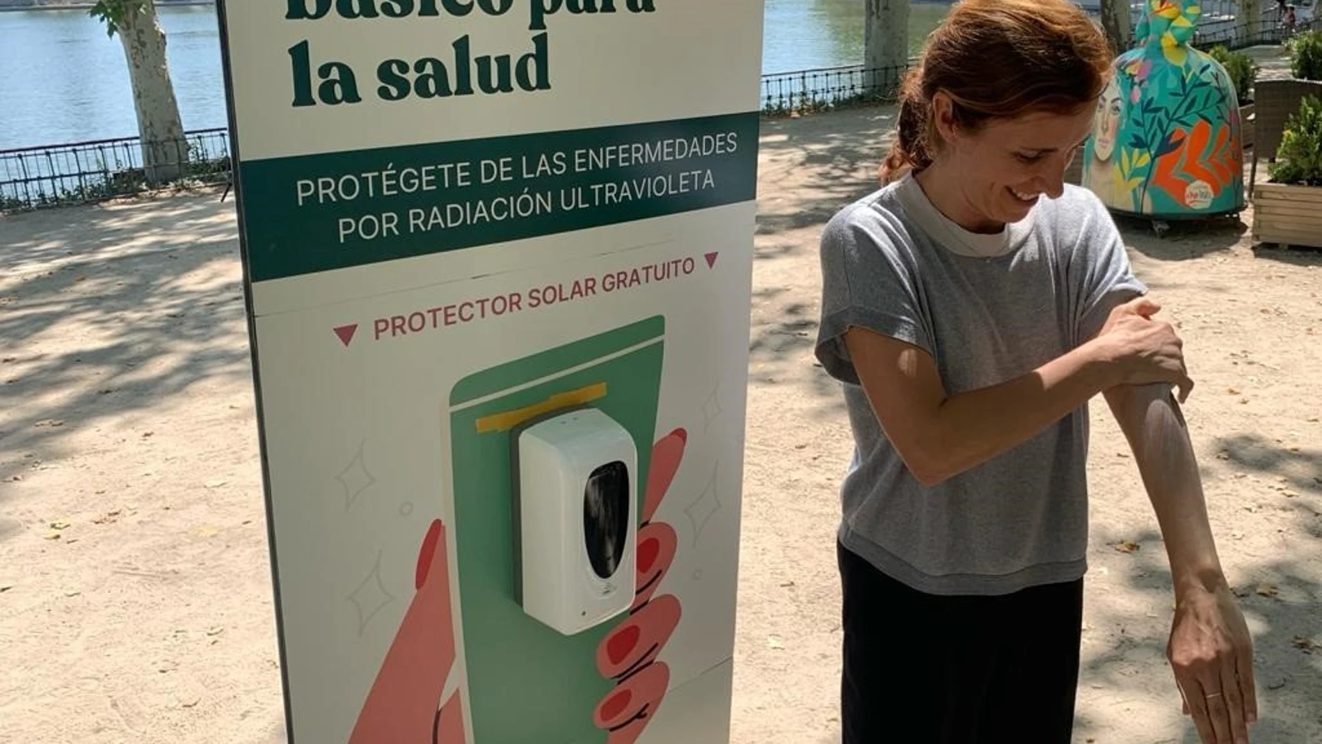 La portavoz de Más MAdrid en la Asamblea, Mónica García, presenta una iniciativa para dotar a los espacios públicos de protector solar gratis
