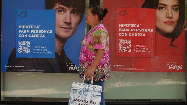 Anuncio de hipotecas en un banco del barrio madrileño de Vallecas