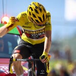 Jonas Vingegaard cierra el puño para celebrar su victoria de etapa en Hautacam