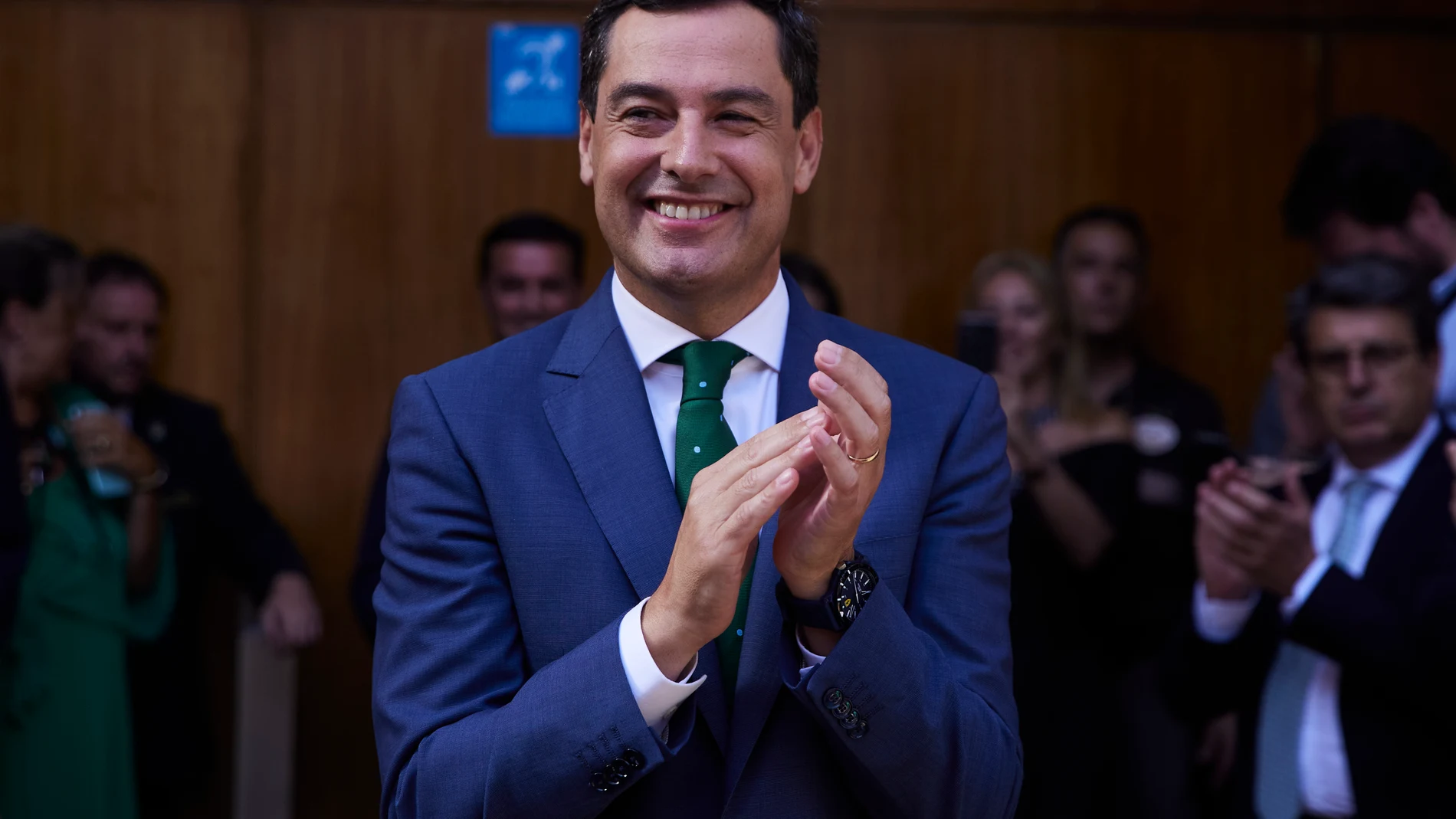 El candidato ya investido, Juanma Moreno, saluda tras la segunda jornada del debate de investidura. Joaquin Corchero / Europa Press