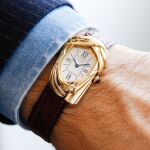 Un reloj de muñeca.