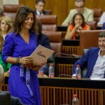 Macarena Olona, camino de su primer discurso en el Parlamento andaluz, pasa por delante de Juan Marín