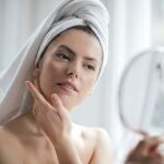 Mujer mirando su rostro.