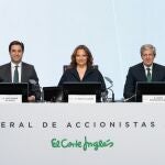 El consejero secretario general y secretario del Consejo de Administración, José Ramón de Hoces; la presidenta de El Corte Inglés, Marta Álvarez; y Javier Rodríguez-Arias, consejero