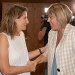 La ministra para la Transición Ecológica y el Reto Demográfico, Teresa Ribera, saluda a la acladesa de Cartagena, Noelia Arroyo, momentos antes de la reunión con municipios ribereños del Mar Menor en Los Alcázares