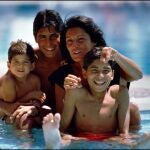 Carmen Ordóñez con sus hijos, Francisco, Cayetano y Julián. AH / ©KORPA