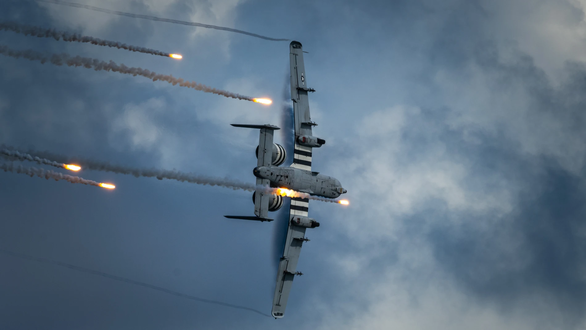 Un A-10 Warthog durante una demostración en el Fort Lauderdale Air Show de 2020