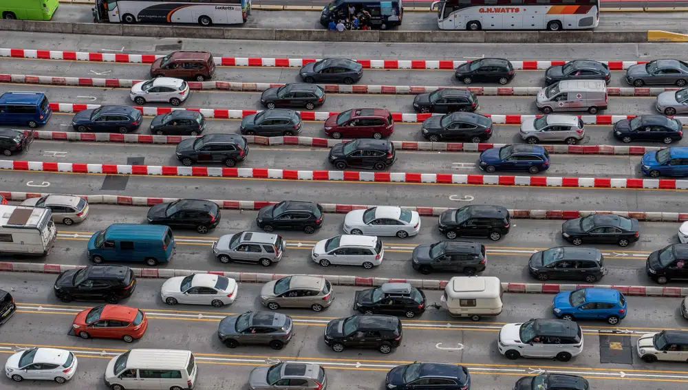 Atascos de tráfico mientras las familias intentan llegar a la terminal del ferry en el primer fin de semana de las vacaciones escolares de verano en Dover