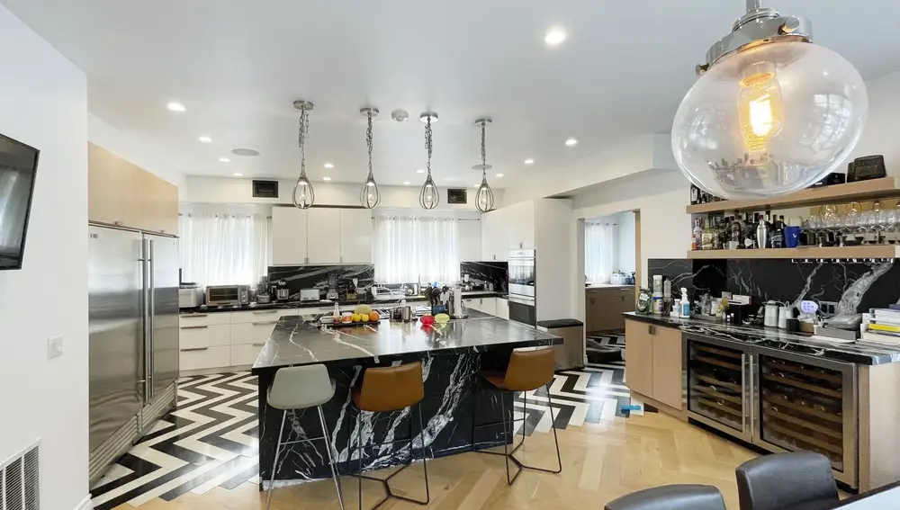 Cocina con barra minibar de la mansión.