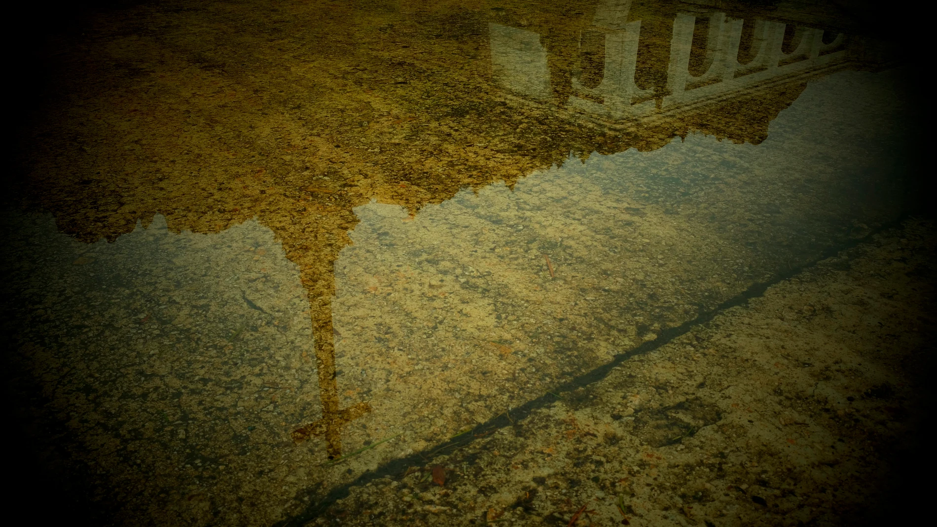 La cruz del Valle de los Caídos, reflejada en un charco