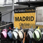 Vista de un bar turístico con sombreros para los clientes