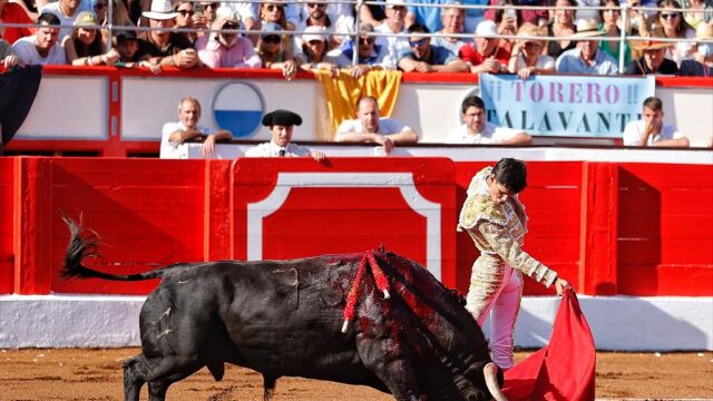Manuel Diosleguarde, en un pase de pecho al toro de su alternativa