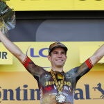 Wout Van Aert celebra en el podio su victoria