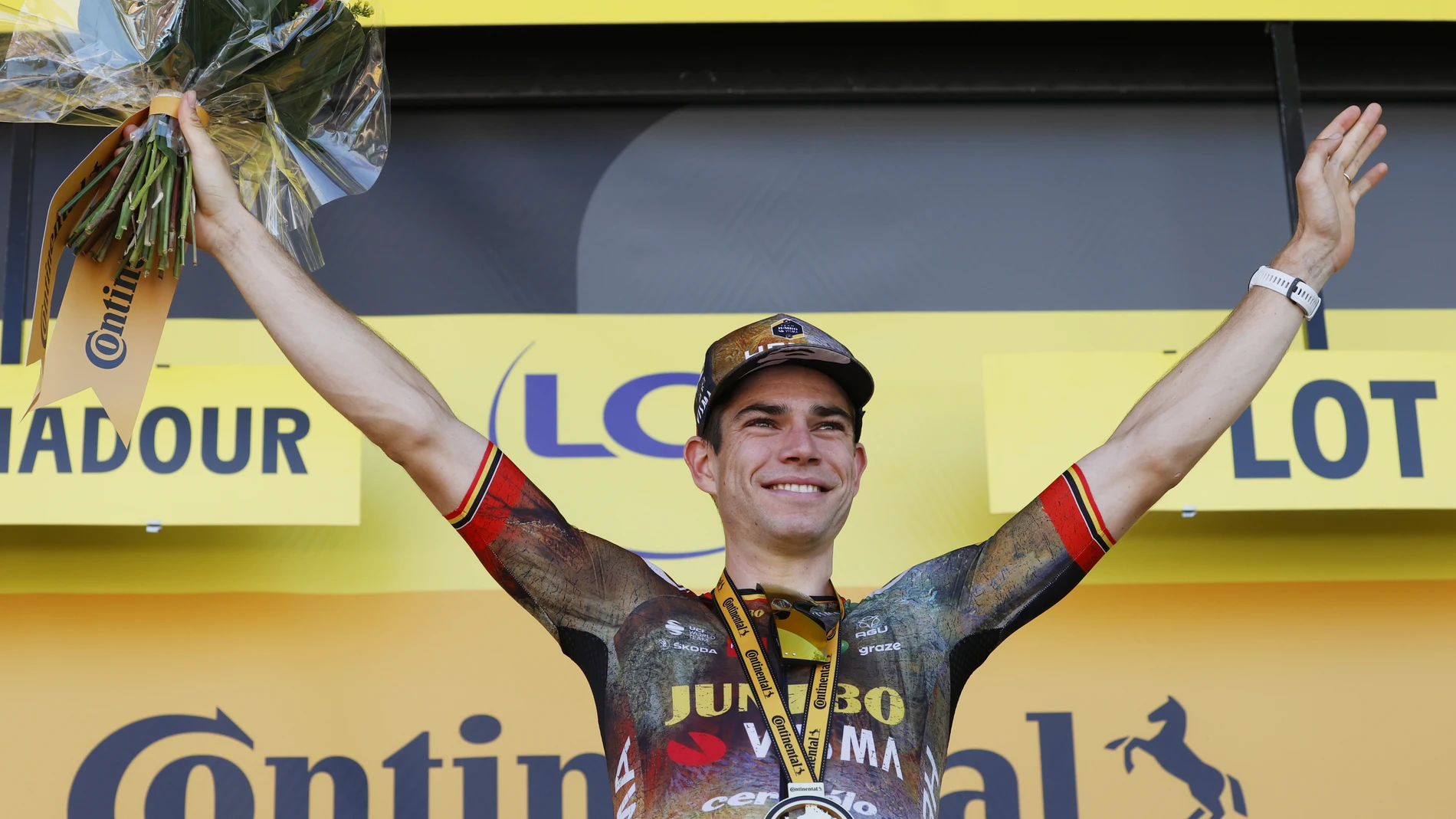 Wout Van Aert celebra en el podio su victoria