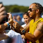 Lewis Hamilton firma autógrafos en el circuito de Paul Ricard